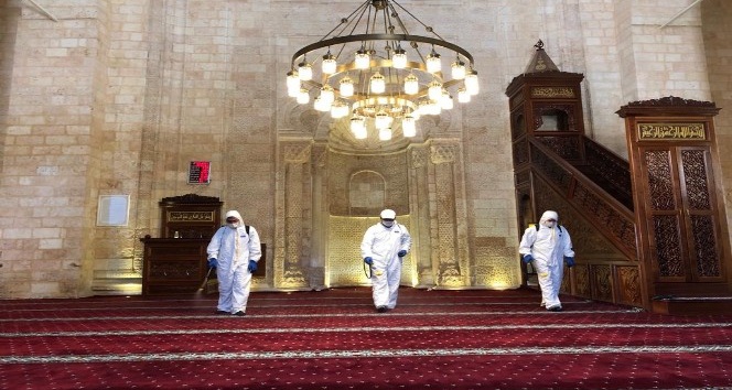 Mardin’de 800 yıllık Ulu Cami dezenfekte edilip ibadete hazır hale getirildi