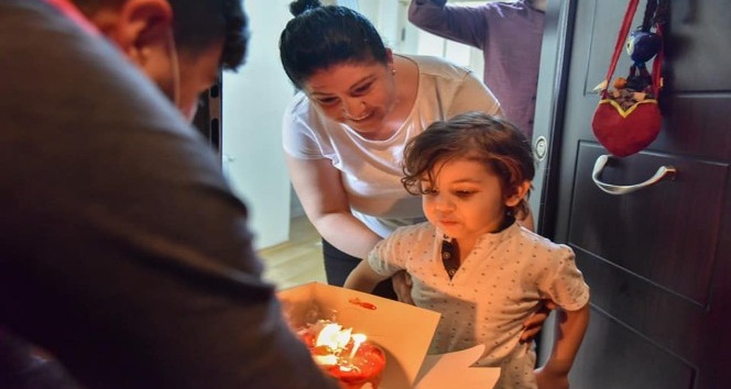 Evlerinde kalan çocuklara doğum günü sürprizi