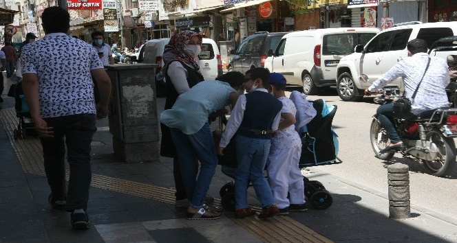 Çocuğunu alan çarşıya koştu