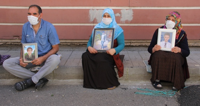 HDP önündeki ailelerin evlat nöbeti kısıtlamanın ardından devam ediyor