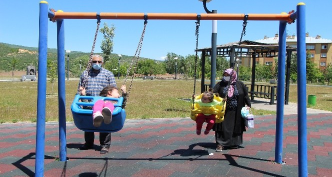 Bingöl’de kısıtlamanın ardından çocuklar parka koştu