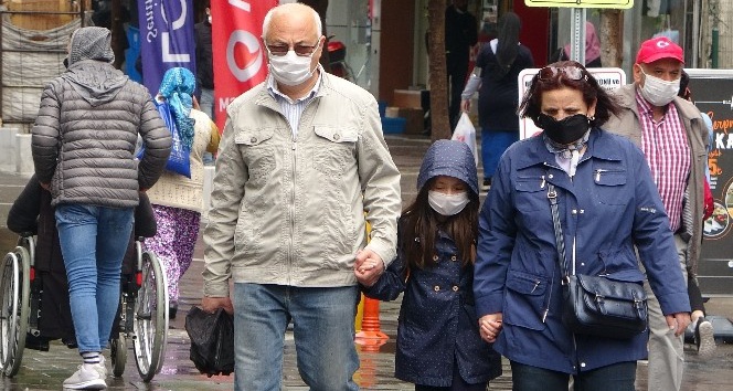 Soğuk hava ve dolu yağışına rağmen izinlerinin tadını çıkardılar