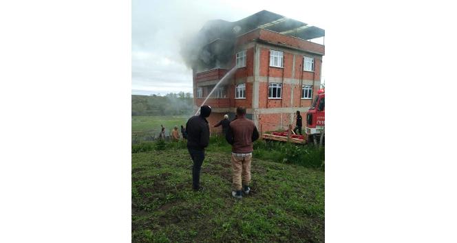 Devrekani’de 3 katlı evin çatısında yangın çıktı