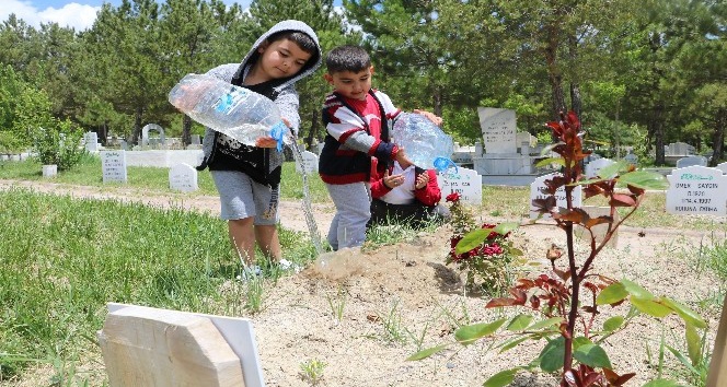 Çocuklar yarım günlük izinlerini mezarlıkta geçirdi