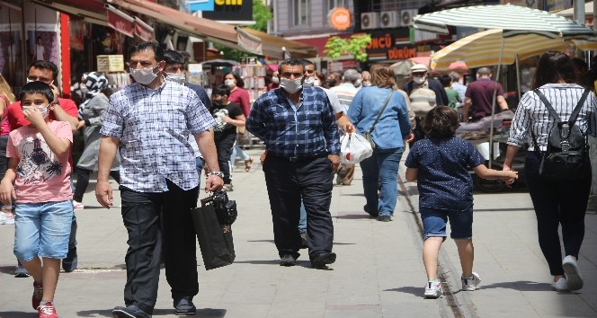Kısıtlama sonrası vatandaşlar sokaklara akın etti
