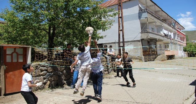 İnşaat ipini file yapan çocuklar, futbol topuyla voleybol oynadı