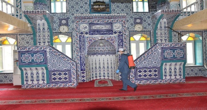 Salihli Belediyesi camileri Cuma Namazı için dezenfekte ediyor