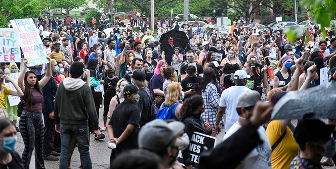 ABD'de siyahı vatandaşın polis şiddetiyle ölümü protesto edildi