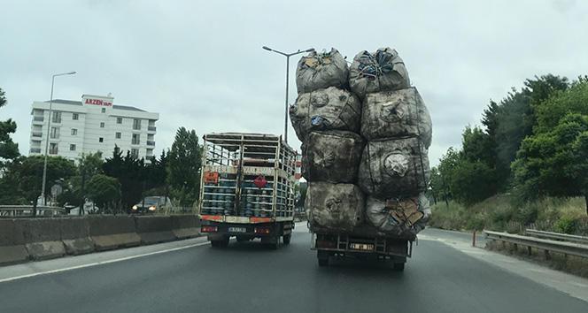 İstanbul’da yük sınırını aşan kamyonetin tehlikeli yolculuğu kamerada