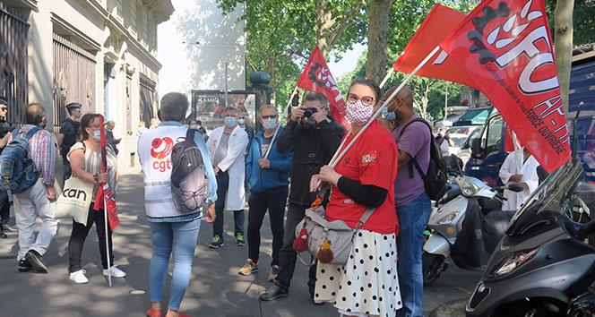Fransa&#039;da hemşire ve hasta bakıcılardan hükümet karşıtı protesto