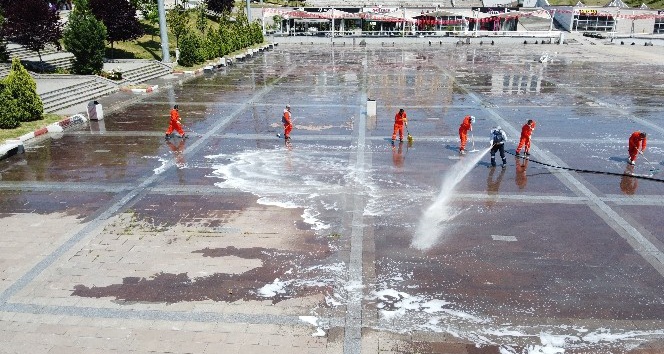 Türkiye’nin en büyük meydanlarından biri, Cuma Namazı için yıkanıp dezenfekte edildi