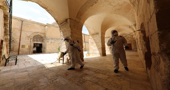 Mardin’de ibadete açılacak camiler dezenfekte edildi