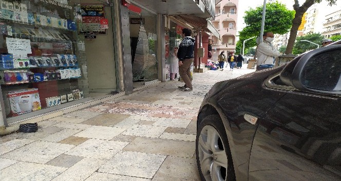 Park halindeki otomobil kendi kendine ilerleyip önce yayaya ardından dükkanın vitrinine çarptı