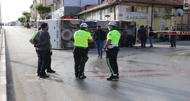 Karaman’da ticari taksiyle çarpışan işçi servisi devrildi: 11 yaralı