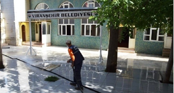 Viranşehir’de camiler cuma namazı için hazırlandı