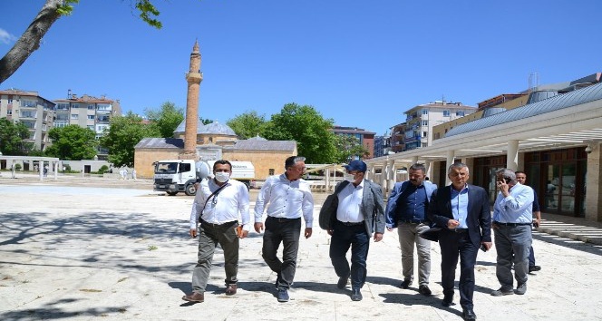 Kırşehir Belediyesi cami ve meydanları Cuma Namazı için dezenfekte edip yıkadı