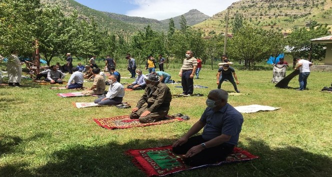 Bahçede saf tutup cuma namazını kıldılar