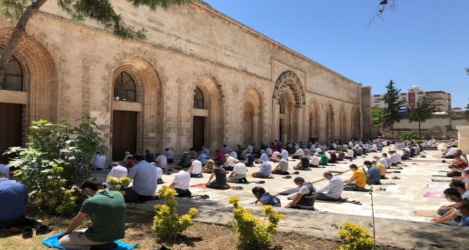 Tarihi Ulu Cami’nin avlusunda sosyal mesafeli cuma namazı