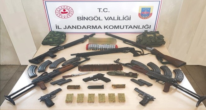 Bingöl’de 10 adrese operasyon çok sayıda silah ele geçirildi : 12 gözaltı