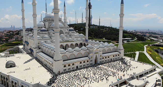 Büyük Çamlıca Camisi’nde oluşan kilometrelerce kuyruk havadan görüntülendi