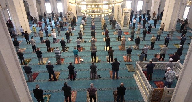 Sosyal mesafeli, maskeli cuma namazı