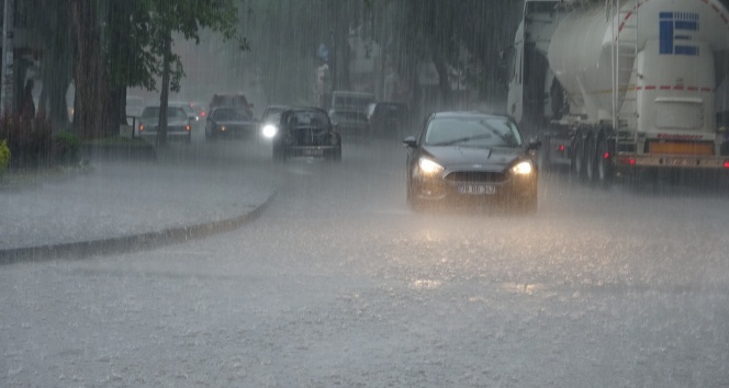 Zonguldak&#039;ta sağanak yağış hayatı olumsuz etkiledi