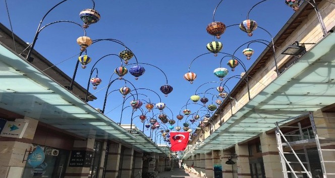 Balon figürlü lambalar Dağıstanlı Sokağa renk kattı