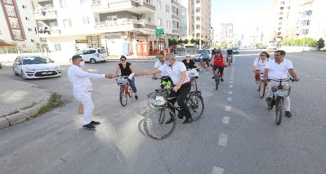 Belediye başkanı bisikletine atladı, sokak sokak gezip maske dağıttı