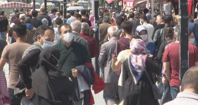 İstanbul’da vatandaşlar kısıtlama öncesi meydanlara koştu