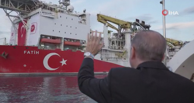 Cumhurbaşkanı Erdoğan, Karadeniz&#039;e açılan Fatih sondaj gemisini selamladı