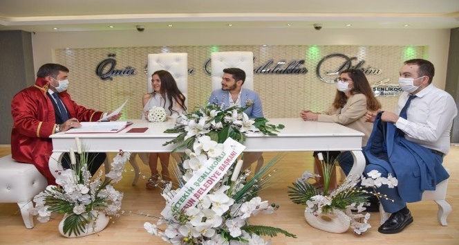 Başkan Şenlikoğlu, normalleşme sürecinin başlamasıyla ilk nikahını kıydı
