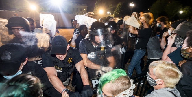 ABD’de Beyaz Saray’a yürümek isteyenlere polis şiddetini artırdı, ırkçılığa karşı öfke büyüyor