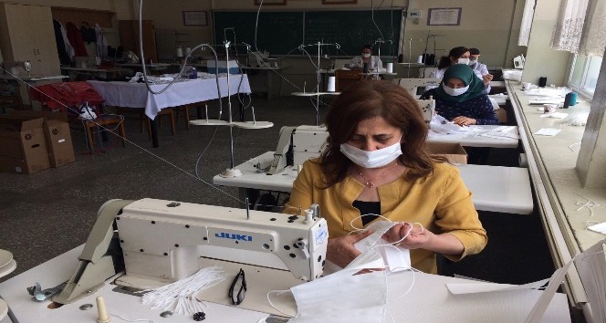 Erzincan’da LYS sınavına girecek öğrenciler için maske üretildi