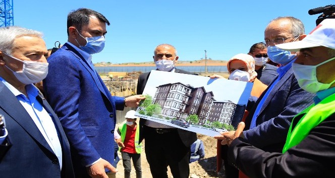 Bakan Kurum Elazığ’da, deprem konutlarını inceledi