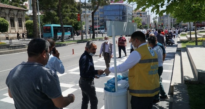 Haliliye’de vatandaşa maske dağıtımı sürüyor