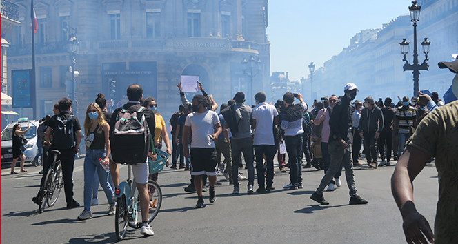 Fransa’da kaçak göçmenlerden protesto