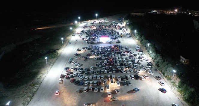 Nevşehir’de yüzlerce araç “Arabalı Sinema Günleri” nde buluştu