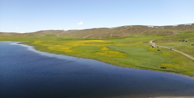 Yeşilin, mavinin ve sarının buluştuğu Keşiş Gölü hayran bırakıyor
