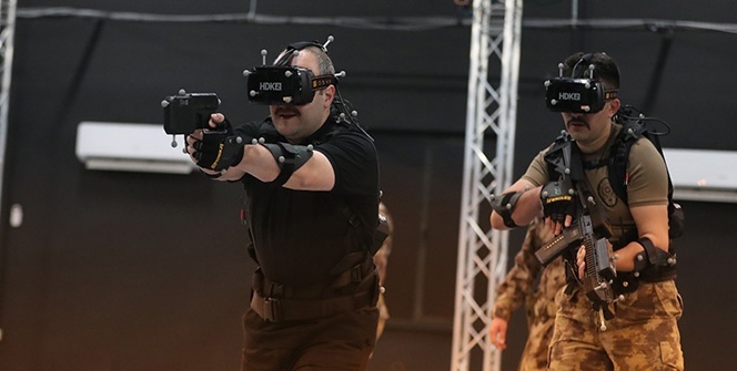 Bakan Varank, Polis Özel Harekat ile sanal operasyona katıldı