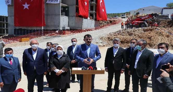Bakan Kurum, Malatya’da deprem konutlarını inceledi