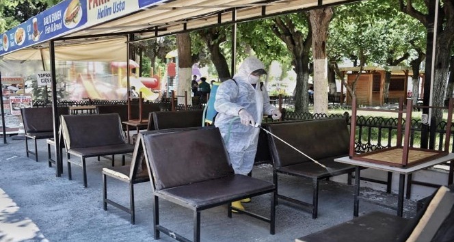 Kuşadası Belediyesi açılacak işyerlerini dezenfekte ediyor