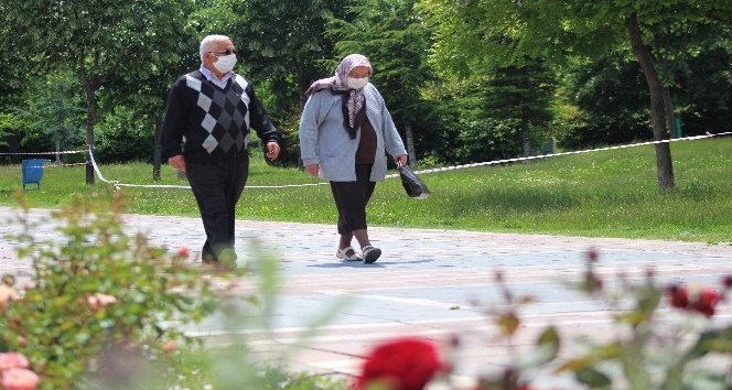 Yaşlılar rengarenk çiçeklerle bürünen parklarda gezdi
