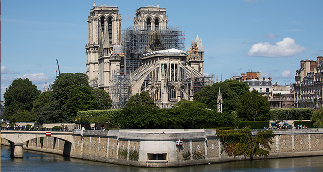 Notre Dame Katedrali&#039;nin avlusu yangından sonra ilk kez halka açıldı