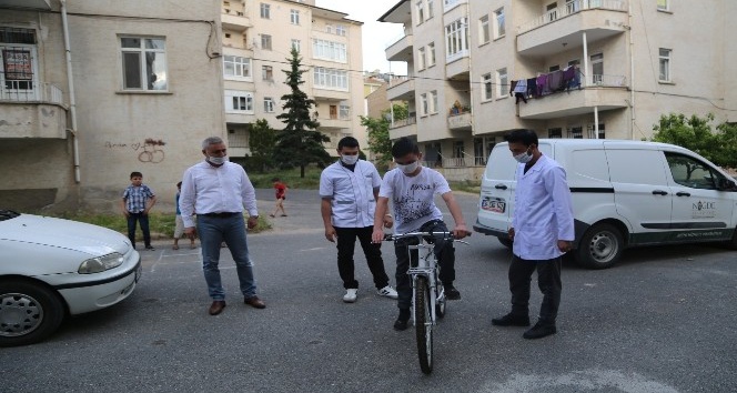 Hastanede Belediye Başkanının Bayramını kutladı, Bisiklet Hediyesi aldı