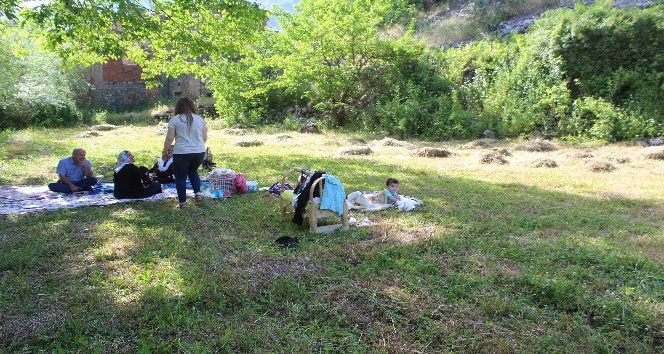 Yasak bitti halk piknik alanlarına akın etti