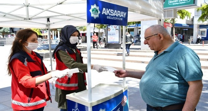 Aksaray Belediyesi maske dağıtımını sürdürüyor