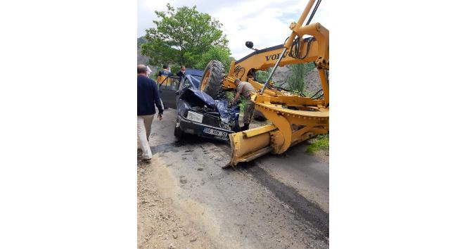 İş makinesiyle otomobil çarpıştı: 1 ölü