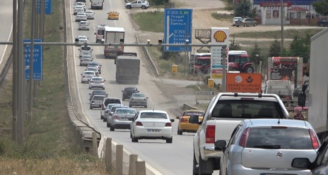 Kısıtlama kaldırıldı, sürücüler yollara akın etti: ’kilit kavşak’ta trafik yoğunluğu