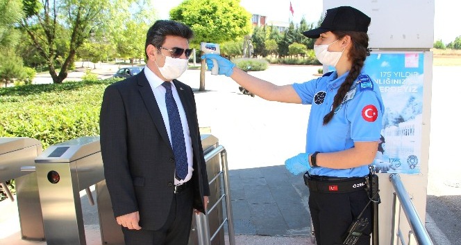 Rektör Karacoşkun Korana tedbirlerini denetledi