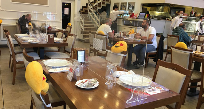 Ümraniye’de restoranda koronaya karşı ‘paravanlı masa’ önlemi